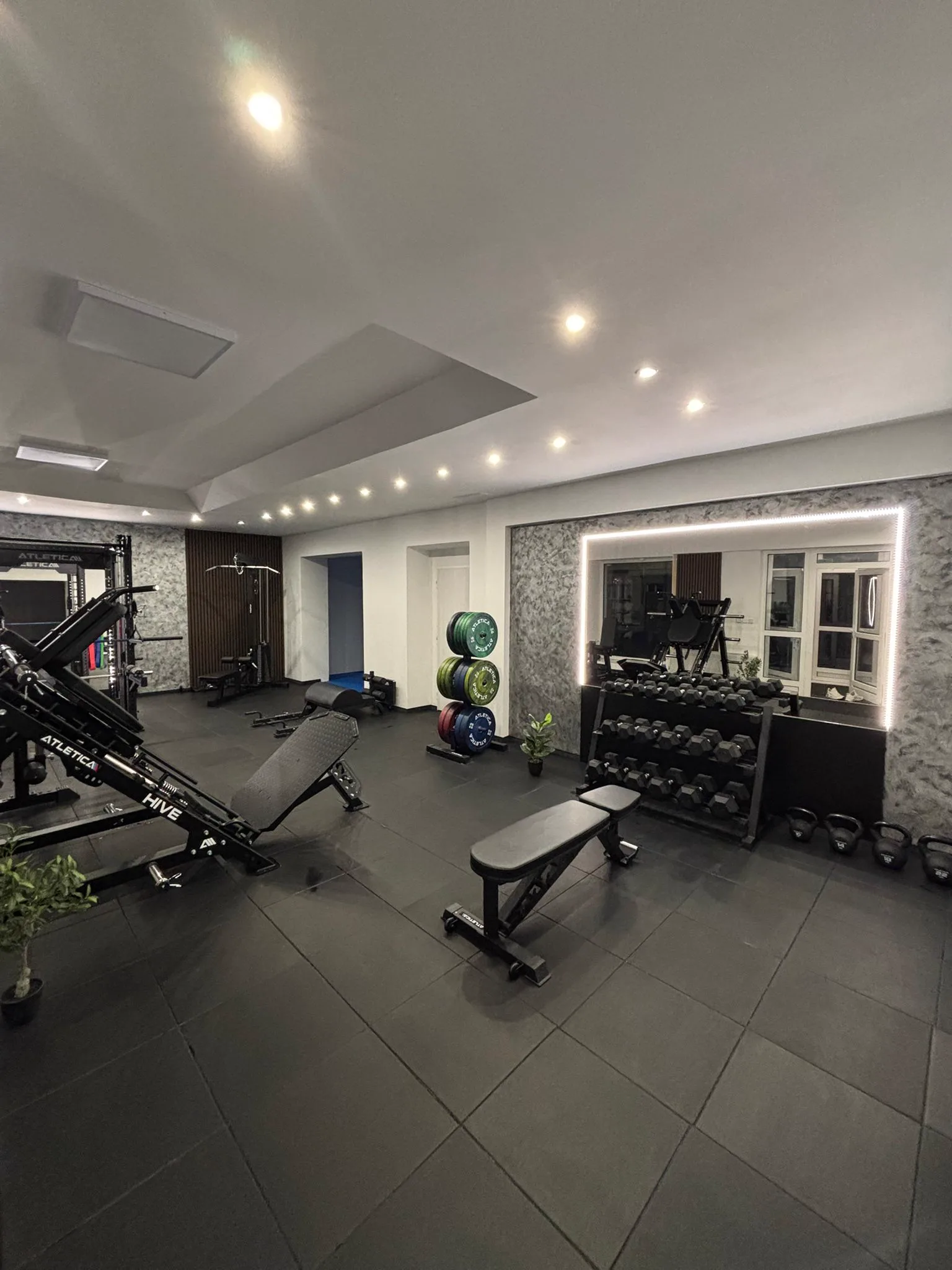 posilovna-krnov-freedomfit-hlavni-sal-cinky-legpress