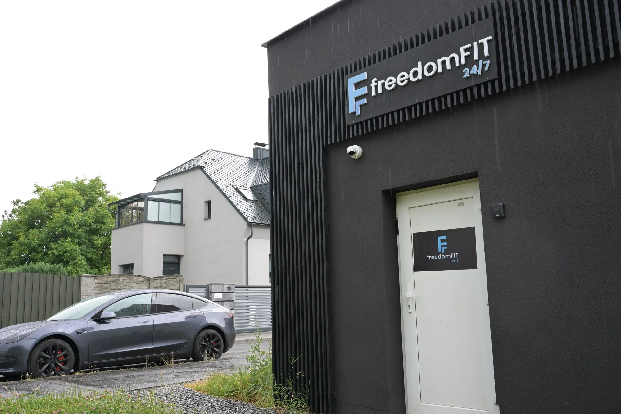freedomfit-24-7-hrabuvka-vchod-budova